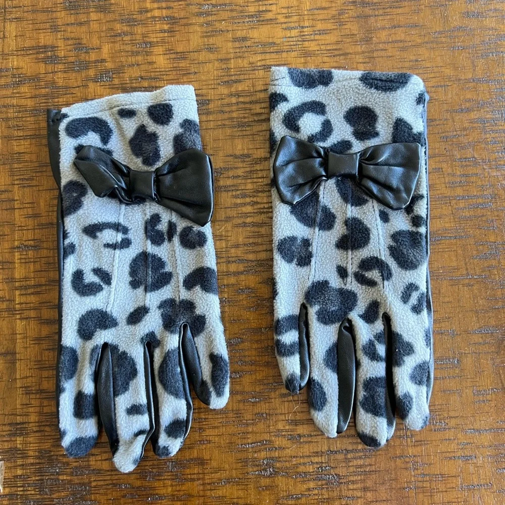 ⚡️MOVING SALE ⚡️Target leopard print gloves ⚡️MOVING SALE ⚡️